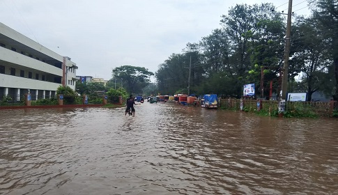 রেকর্ড বৃষ্টিতে ডুবল নোয়াখালী শহর, চরম দুর্ভোগে মানুষ