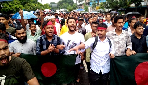 দিনাজপুরের ফুলবাড়ীতে বৃষ্টি উপেক্ষা করে বৈষম্যবিরোধী ছাত্র আন্দোলনের বিক্ষোভ মিছিল