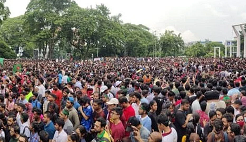 শহীদ মিনারে ছাত্র-জনতার ঢল