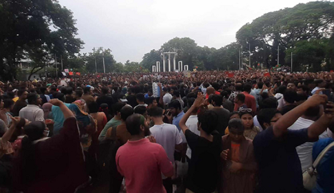 শহীদ মিনার থেকে এক দফা ঘোষণা শিক্ষার্থীদের