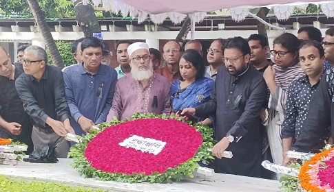 জাতির পিতার সমাধিতে জাতীয় প্রেসক্লাবের পক্ষ থেকে শোকাবহ আগস্টের শ্রদ্ধা