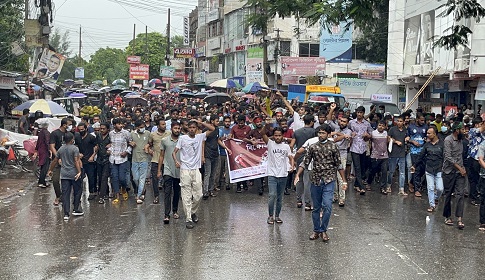 পাবনা শহরে বৃষ্টিতে ভিজে বৈষম্যবিরোধী শিক্ষার্থীদের বিক্ষোভ 