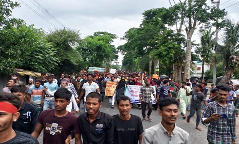বাগেরহাটে পুলিশের গাড়ী ও আ.লীগের দুটি অফিসে আগুন, আহত ৩০
