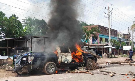 নড়াইলে দু'পক্ষের সংঘর্ষে আহত ২০, পুলিশের পিকআপে আগুন