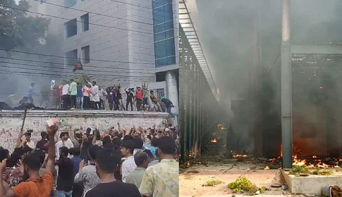 আ.লীগের ধানমন্ডি ও ঢাকা জেলা কার্যালয়ে আগুন