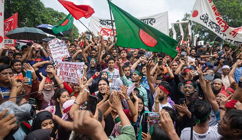 শাহবা‌গে সেনাবা‌হিনী‌কে ফুল দিয়ে শিক্ষার্থীদের উচ্ছ্বাস