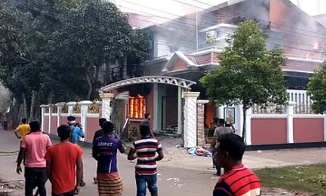 নড়াইলে মাশরাফীসহ আওয়ামী লীগ নেতাদের বাড়িতে লুটপাট ও অগ্নিসংযোগ