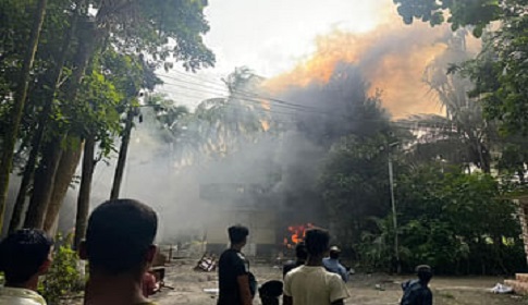 নোয়াখালীতে ওবায়দুল কাদেরের বাড়িতে অগ্নিসংযোগ