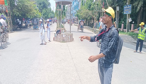 রাজবাড়ীতে শহর পরিস্কার করে সড়কে ট্রাফিক পুলিশের ভূমিকায় শিক্ষার্থীরা