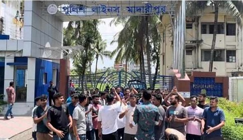 ১১ দফা দাবিতে মাদারীপুরে পুলিশের বিক্ষোভ 