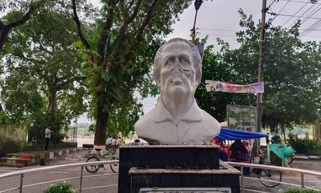 ময়মনসিংহে ভাঙা হলো শিল্পাচার্য জয়নুল আবেদিনের ভাস্কর্যের ‘নাক মুখ’