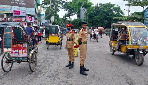 গোপালগঞ্জে ট্রাফিকের দায়িত্ব পালন করছে শিক্ষার্থীরা