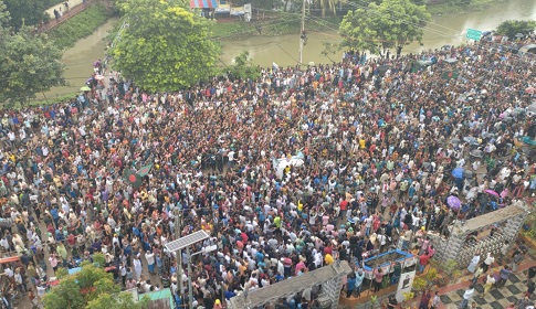 শেখ হাসিনাকে দেশে ফেরাতে টুঙ্গিপাড়ায় হাজারো জনতা  