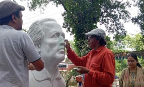 শিল্পাচার্য জয়নুল আবেদিনের ভাঙা ভাস্কর্য সংস্কার করলেন শিল্পীরা