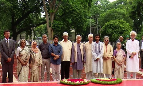 শহিদ মিনারে অন্তর্বর্তীকালীন সরকারের উপদেষ্টাদের শ্রদ্ধা