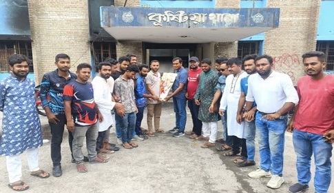 কুষ্টিয়া মডেল থানার ওসিকে ফুল দিয়ে বরণ করলেন শিক্ষার্থীরা