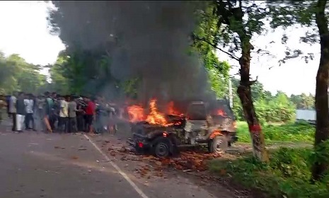 গোপালগঞ্জে সেনাবাহিনীর গাড়িতে আগুন, ২ জন গুলিবিদ্ধসহ আহত ১৫