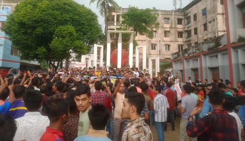 সহিংসতার প্রতিবাদে নেত্রকোণায় সনাতন ধর্মালম্বীদের মানববন্ধন বিক্ষোভ