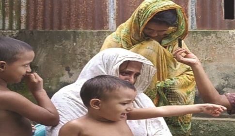 তিন কন্যা ও স্বামীর ৬ লাখ টাকার ঋণের বোঝা নিয়ে অঝোরে কাঁদছেন খাইরুন্নেচ্ছা