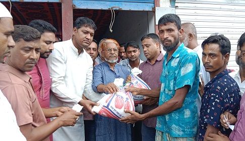 সুবর্ণচরে উপজেলা বিএনপির ত্রাণ বিতরণ