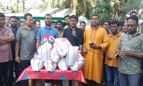 সুবর্ণচরে বিএনপি ও অঙ্গসংগঠনের উদ্যোগে ত্রাণ সামগ্রী বিতরণ