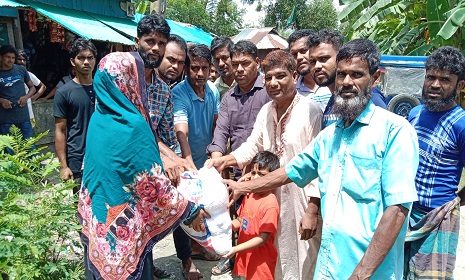 সুবর্ণচরে সততাই শক্তি সংগঠনের উদ্যােগে বন্যার্তদের খাদ্য সামগ্রী বিতরণ