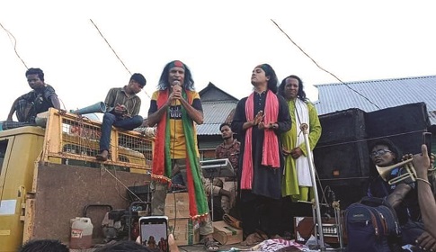 বানভাসি মানুষের জন্য গানে গানে অর্থ সংগ্রহ করছেন কুদ্দুস বয়াতী