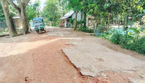 বেহাল সড়কে সীমাহীন দুর্ভোগ