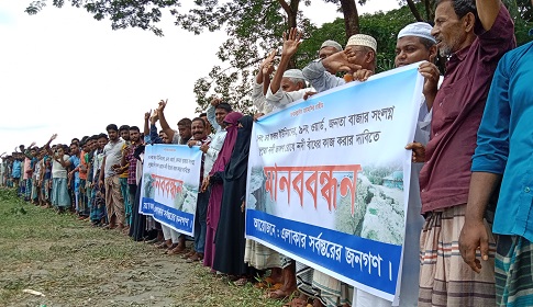 সুবর্ণচরে ভুলুয়া নদীর ভাঙনে নিঃস্ব শতশত পরিবার, বাঁধের দাবিতে মানববন্ধন