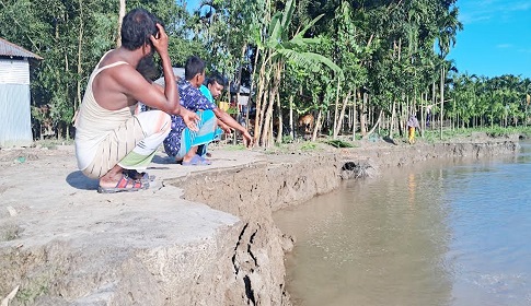 রাজারহাটে বাড়িভিটা হারিয়ে দিশেহারা তিস্তা পাড়ের মানুষ