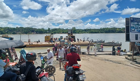 ৫ দিন পর চন্দ্রঘোনা-রাইখালী নৌ রুটে ফেরি চলাচল শুরু