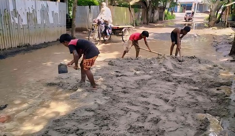 মহম্মদপুরে ভোগান্তির সড়কটি নিজ অর্থে দিয়ে সংস্কার করলেন জুয়েল