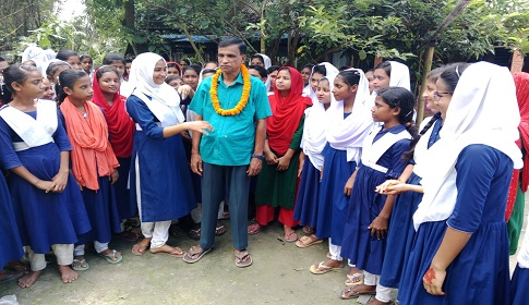 ২০ দিন পর ফুলের মালা পড়িয়ে সেই শিক্ষককে চেয়ারে বসালো ছাত্র-ছাত্রীরা