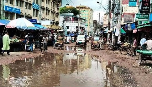 বরিশালের পোর্ট রোড সড়কের বেহাল দশা