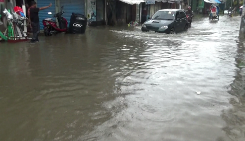 বাগেরহাটে ভারী বৃষ্টিপাতে হাজারো বসতবাড়ী, ব্যবসা প্রতিষ্ঠান প্লাবিত 