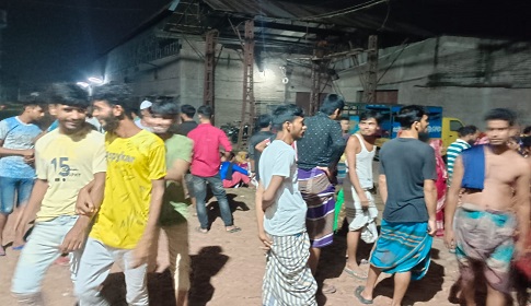 বকেয়া বেতনের দাবিতে শ্রমিক অসন্তোষ-বিক্ষোভ, থামালো পুলিশ