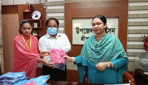 শ্রীপুরে কিশোর-কিশোরী ক্লাবের সদস্যদের মাঝে পোশাক বিতরণ