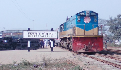 ভৈরবে ট্রেনের ইঞ্জিন হুইল স্লিপের কারণে যাত্রীরা গণছিনতাইয়ের শিকার