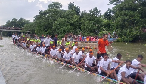গোপালগঞ্জের কাশিয়ানীতে শতবর্ষের ঐতিহ্যবাহী নৌকা বাইচ প্রতিযোগিতা
