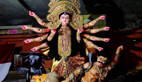 শেষ মূহুর্তের তুলির আঁচড়ে ব্যস্ত মৃৎশিল্পীরা
