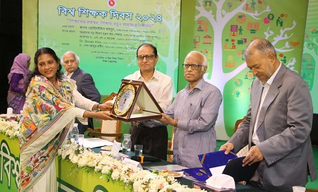 শ্রেষ্ঠ গুণী শিক্ষকের সম্মাননা পেলেন ভৈরবের রায়হানা হক