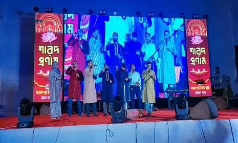 পূজা উদযাপন কমিটির আহ্বানে মণ্ডপে গান করেন শিল্পীরা