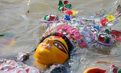 প্রতিমা বিসর্জনের মধ্য দিয়ে শেষ হচ্ছে দুর্গাপূজা