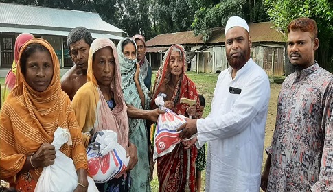 ফুলপুরে বন্যার্তদের পাশে দাঁড়ালেন ব্যবসায়ী আলমগীর হোসেন