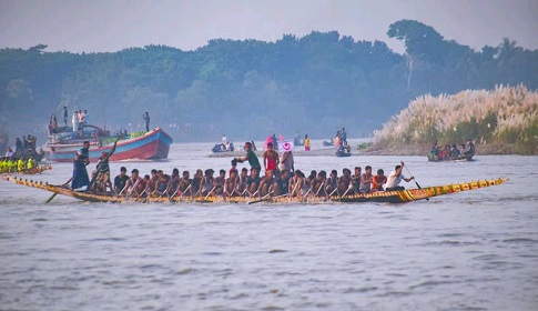 মহম্মদপুরে ঝামা মধুমতি নদীতে নৌকা বাইচ অনুষ্ঠিত