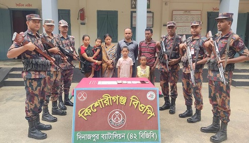 দিনাজপুরের বিরল সীমান্তে মানব পাচারকারীসহ ৭ জন আটক