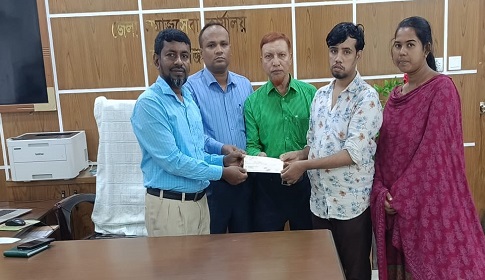 শহীদ রথিনের পরিবারকে অর্থিক সহায়তা দিয়েছে গোপালগঞ্জ জেলা সমাজসেবা অফিস 