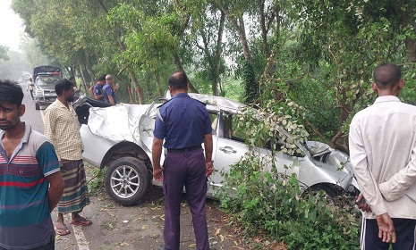 গোপালগঞ্জে প্রাইভেটকার ও ইঞ্জিনচালিত ভ্যানগাড়ির সংঘর্ষ, ভ্যানচালক নিহত
