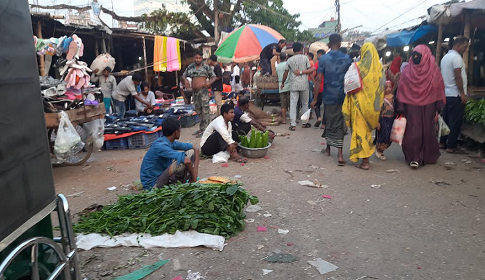 ফরিদপুর হাজি শরিয়তুল্লাহ বাজারের সড়ক-ফুটপাত হকারদের দখলে, জনদুর্ভোগ চরমে