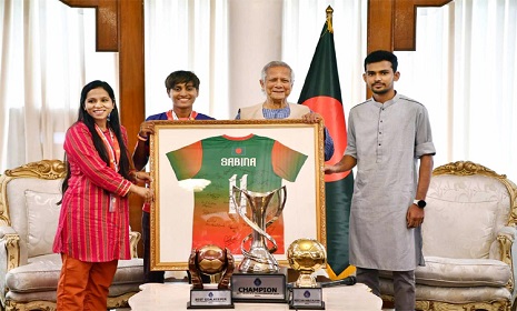 সাফ চ্যাম্পিয়নদের সংবর্ধনা দিলেন প্রধান উপদেষ্টা